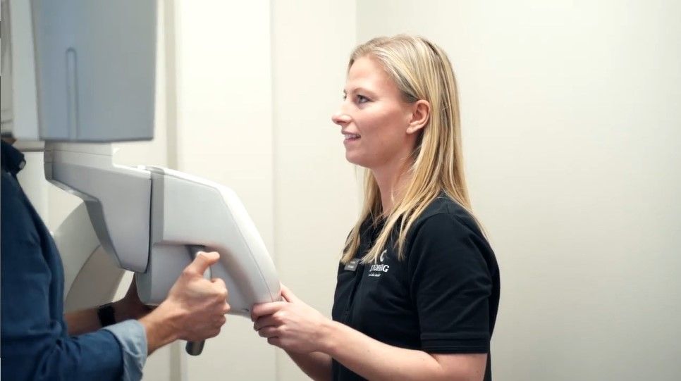 Klinikassistent hos Lindberg Tandlægeklinik betjener scanner